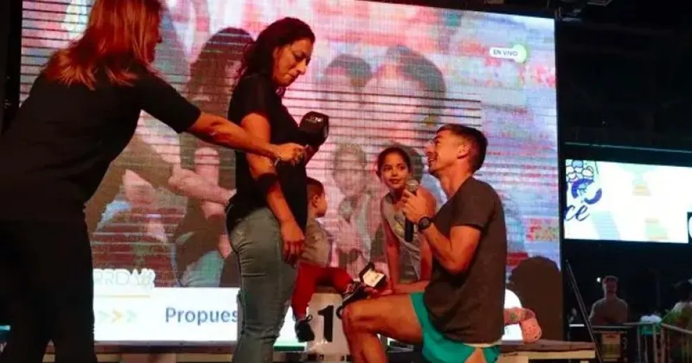 Le propuso casamiento de rodillas en La Corrida de Cipolletti