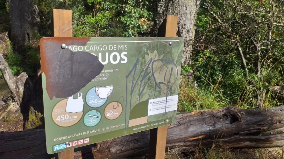 Lamentable: arrancaron y destruyeron un cartel en la Cascada de los Duendes