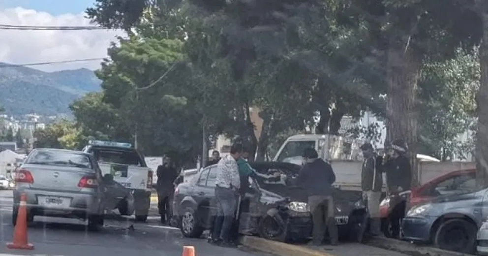Se dio a la fuga luego de triple choque en El Ñireco pero dejó la patente tirada en el lugar