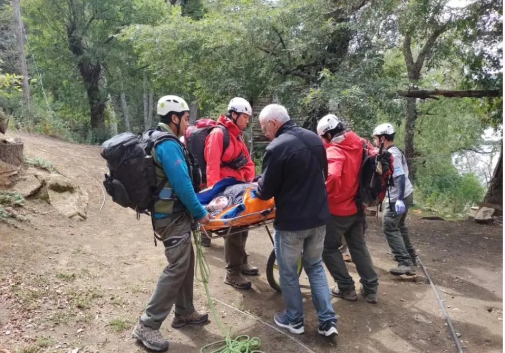 Rescataron a una turista que se fracturó una pierna en la montaña