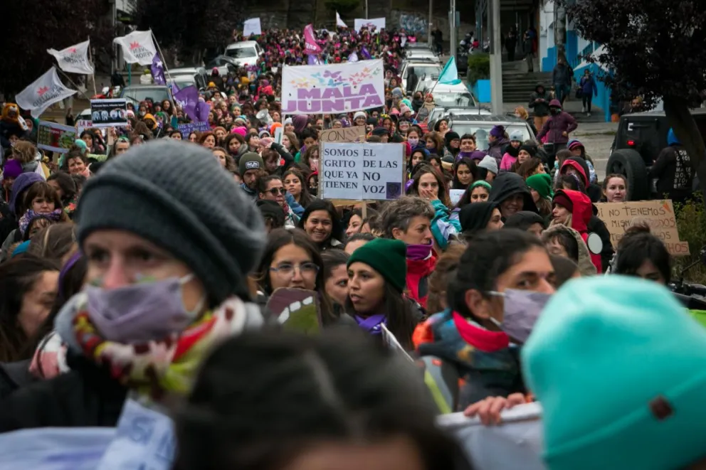 Más de mil voces se alzaron bajo la llovizna