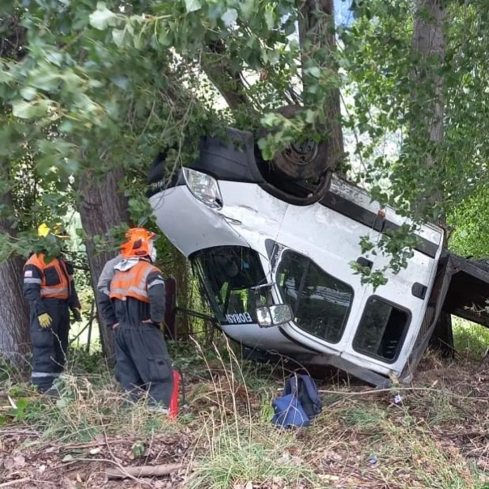 Cuatro personas heridas al volcar un utilitario en la Ruta 40