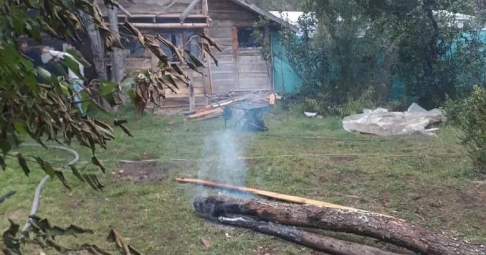 Un incendio consumió un leñero y un galpón