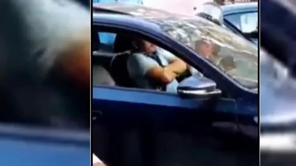 Video de Neuquén: manejaba borracho, se quedó dormido en el semáforo y lo despertaron los agentes de tránsito 