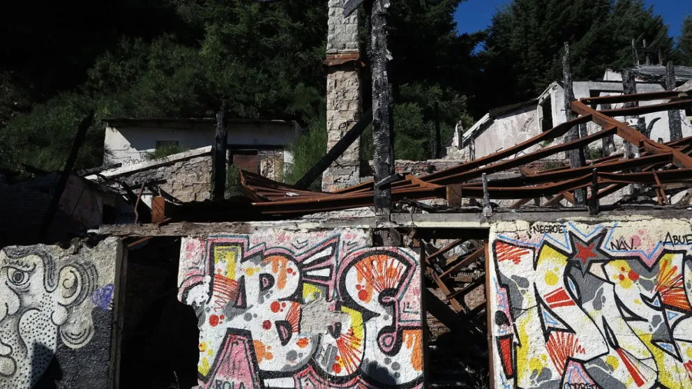 El hotel abandonado en la Reserva Natural Urbana de El Trébol contamina las costas de la laguna