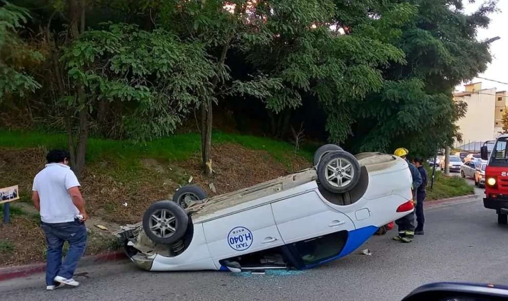 Volcó un taxi en el cruce de Segundo Sombra y Los Ñires