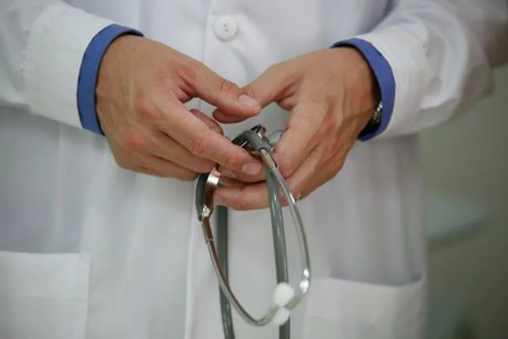 Médico pediatra se indignó porque cobra lo mismo que un paseador de perros