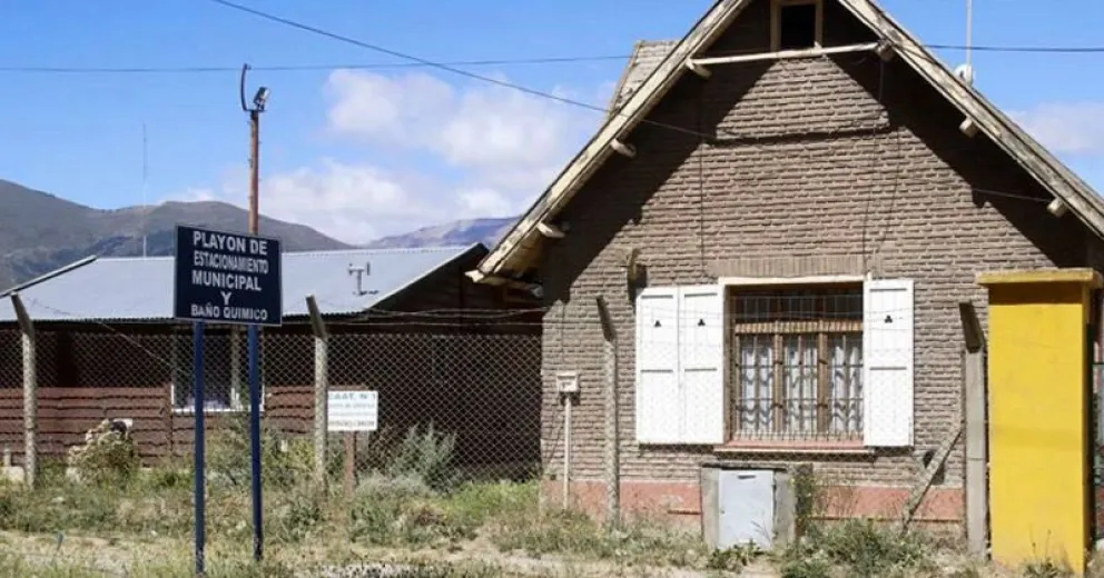 Descubrieron a un sujeto cuando dañaba el cerco perimetral del Playón Municipal