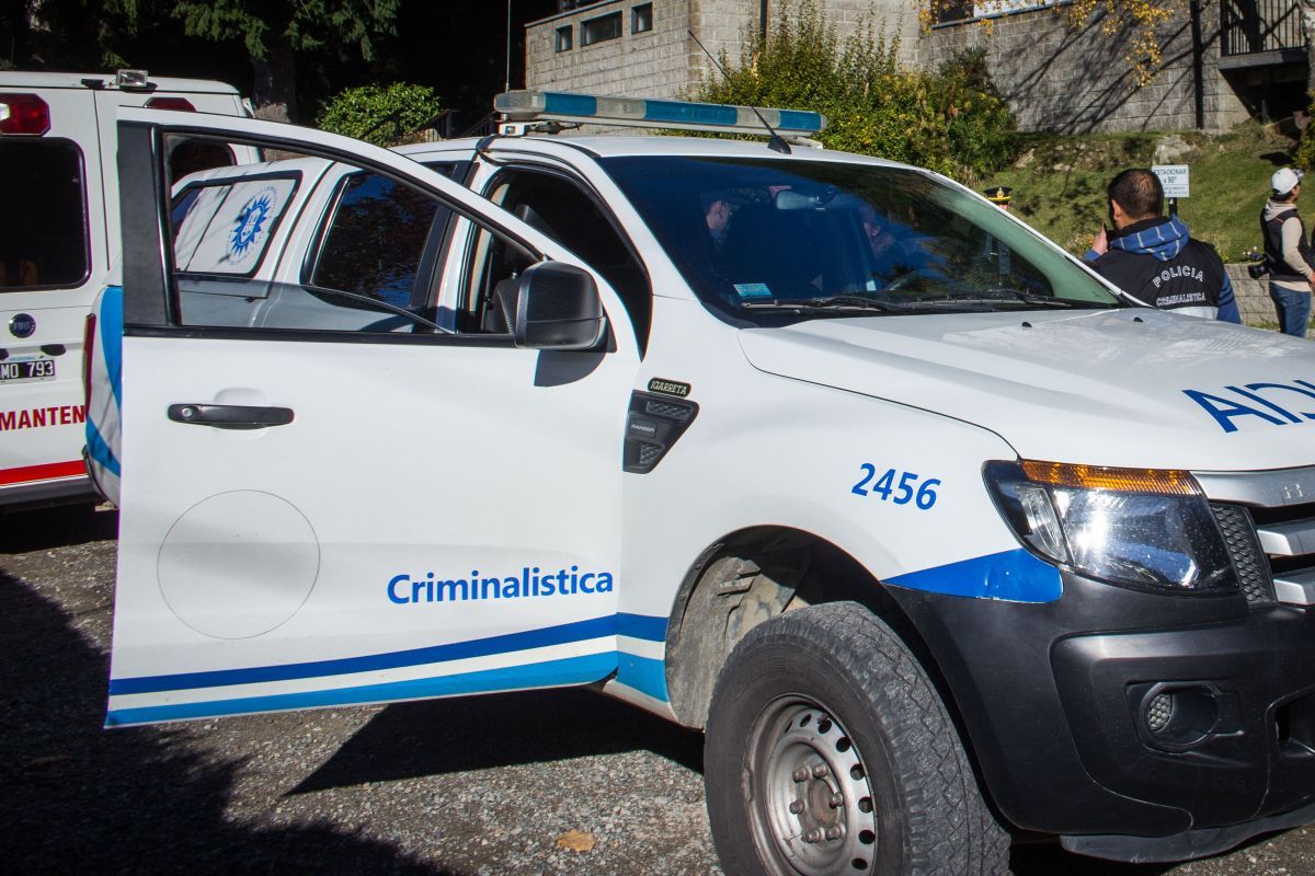Entró a una casa y amenazó a una familia con un arma de fuego