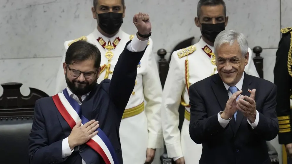 Gabriel Boric juró “por los pueblos de Chile” y se convirtió en el presidente más joven de la historia de ese país 