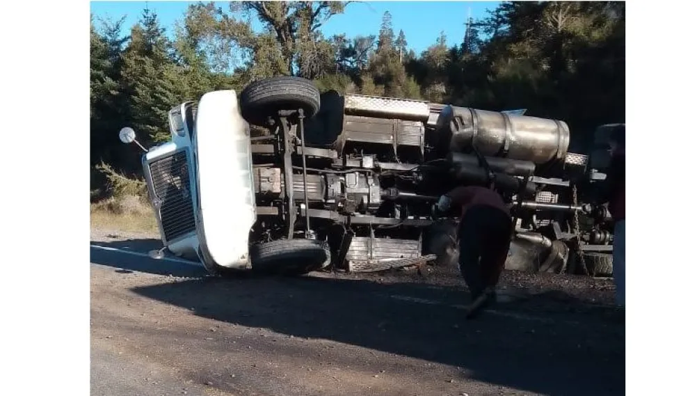 Un camionero chileno se quedó dormido y volcó en la denominada curva de Espinosa 
