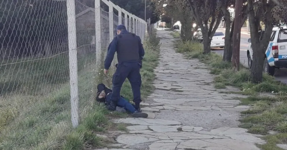 Llevaba una caja registradora al hombro: fue denunciado por los vecinos y detenido