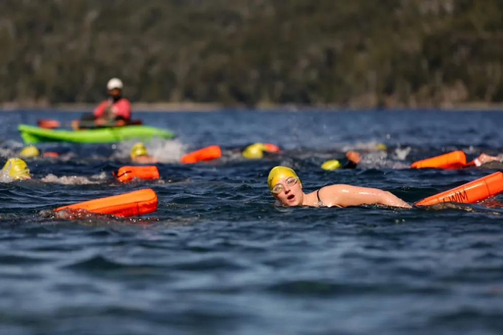 Gran jornada de sol y natación en el lago Gutiérrez