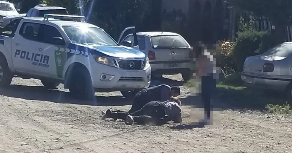 Tremendo: un hombre agredió a su expareja en la calle y golpeó a una policía que intentaba detenerlo