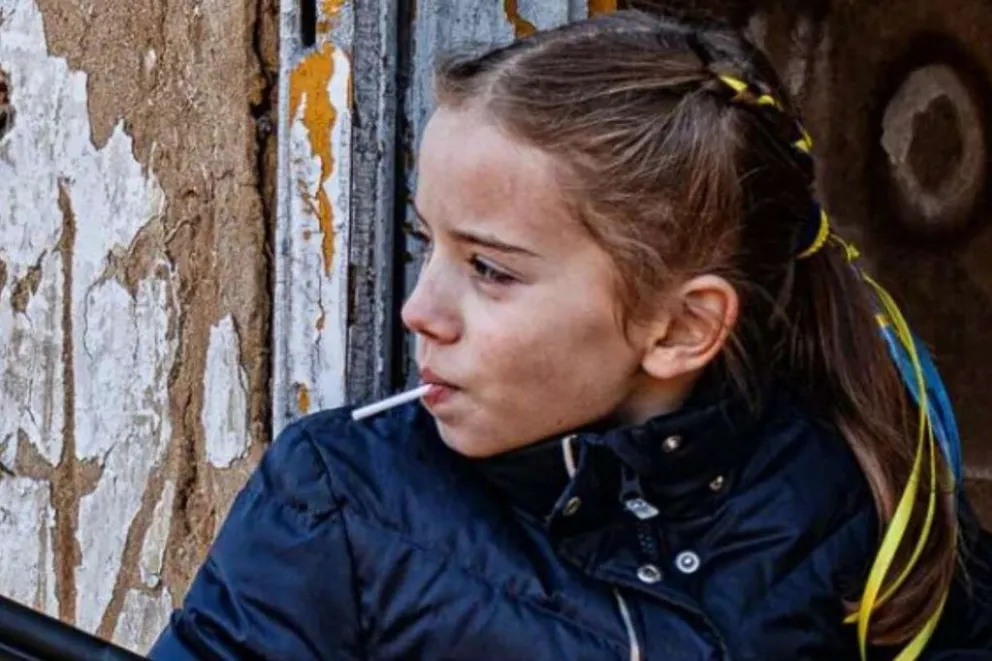 Polémica foto de una nena ucraniana con un chupetín y una escopeta se volvió viral
