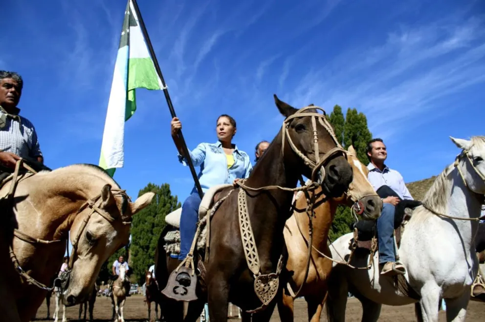 La gobernadora se mostró feliz en el ambiente campestre
