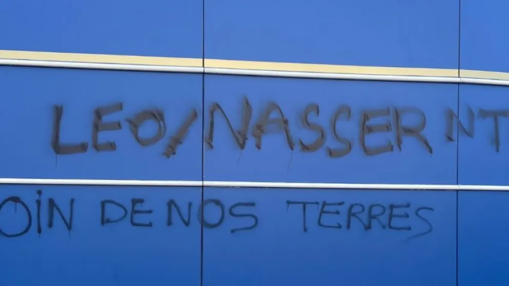 Descontento entre los hinchas: París amaneció con pintadas en contra del PSG