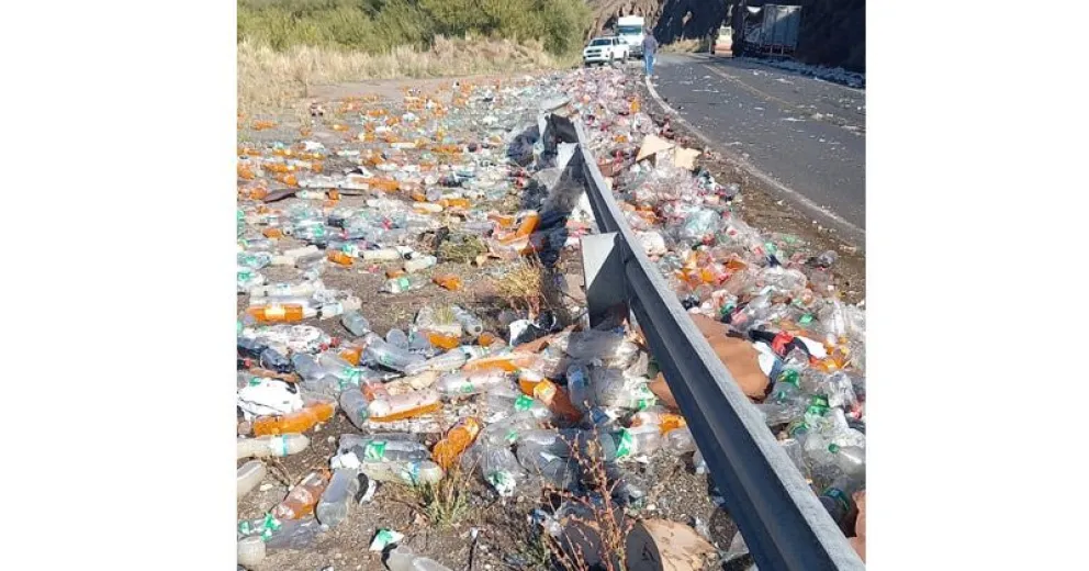 Volcó un camión con gaseosas y los plásticos quedaron desparramados por todos lados