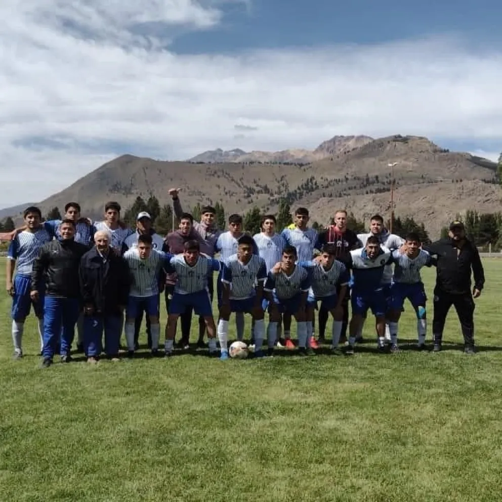 ¡Qué desencuentro! Viajaron desde El Hoyo a Esquel para jugar un partido pero eran locales