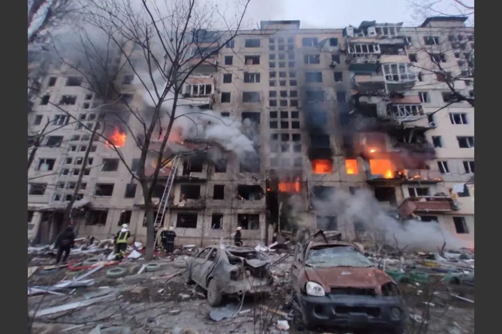 Impactante video: un misil ruso impactó en un edificio residencial de Kiev 