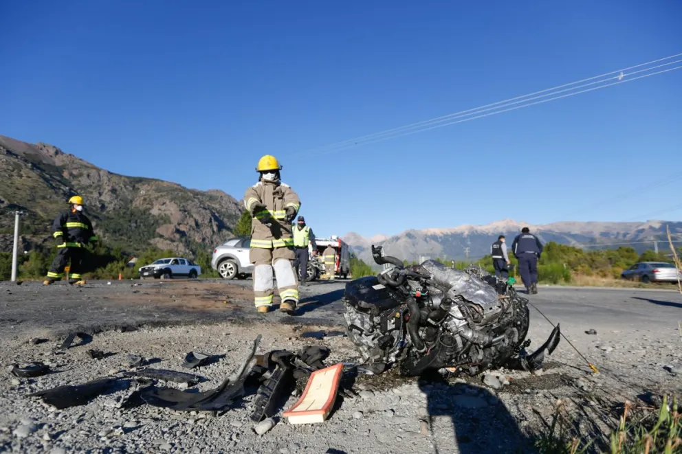 Un auto quedó destrozado tras colisionar a un camión en la Ruta 40
