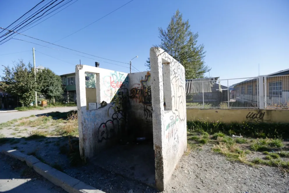 Desde hace meses una garita del barrio arrayanes está sin techo