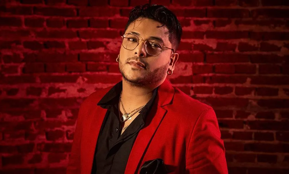 Una fan intentó besar a Uriel Lozano durante un show: su esposo se subió al escenario para agredir al cantante