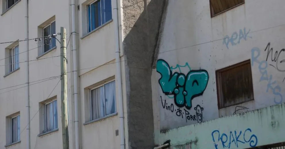 “Vino i Porro” o “Valor i Pasión”, el grafiti del Centro Cívico se replica