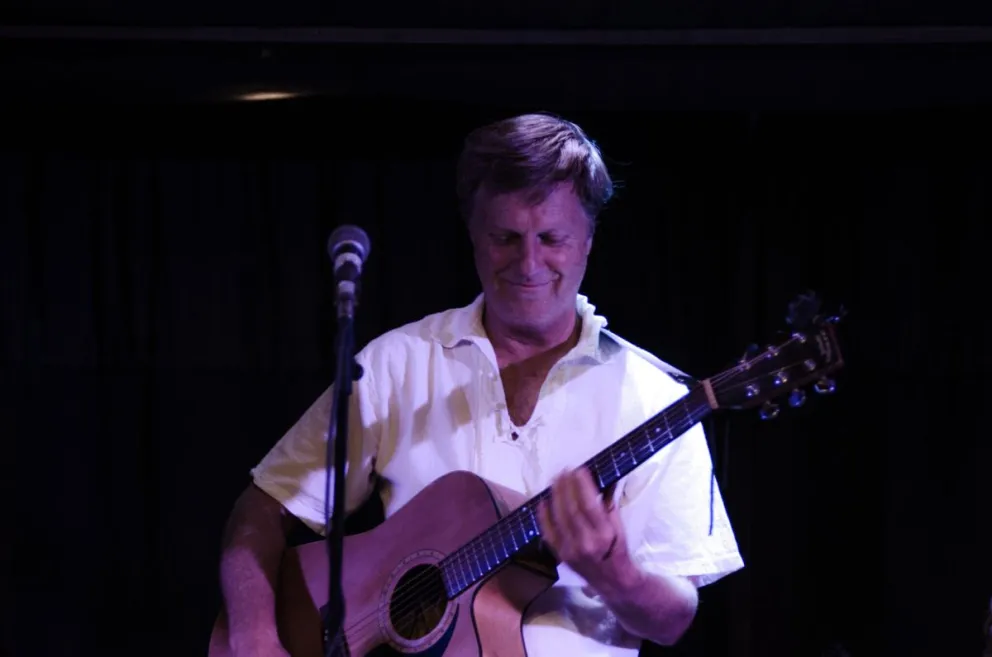 Andi Grimsditch estrena versión de la “Zamba del quintral”