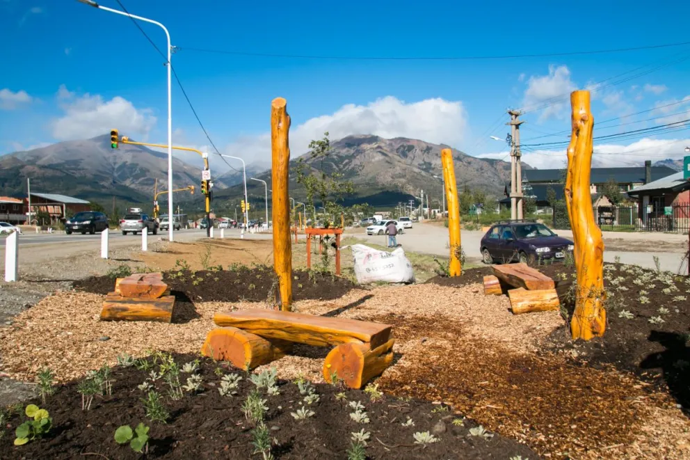 Embellecen y forman un paseo en el ingreso al barrio Frutillar