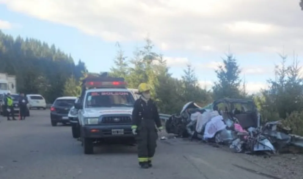 Fatal accidente entre un auto y un camión: murieron tres personas y hay más heridos