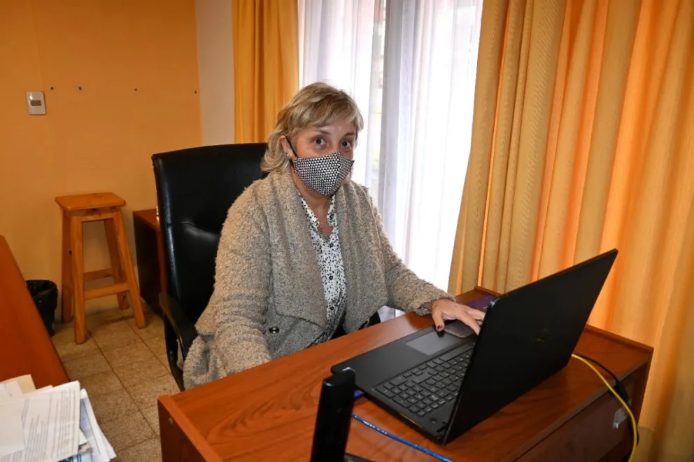 «En todos los espacios cerrados hay que seguir usando barbijo, me parece muy irresponsable el planteo»