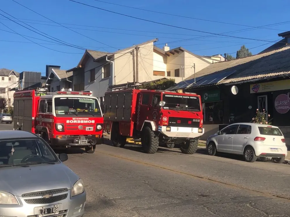 Bomberos controlan un principio de incendio en locales comerciales de calle Gallardo