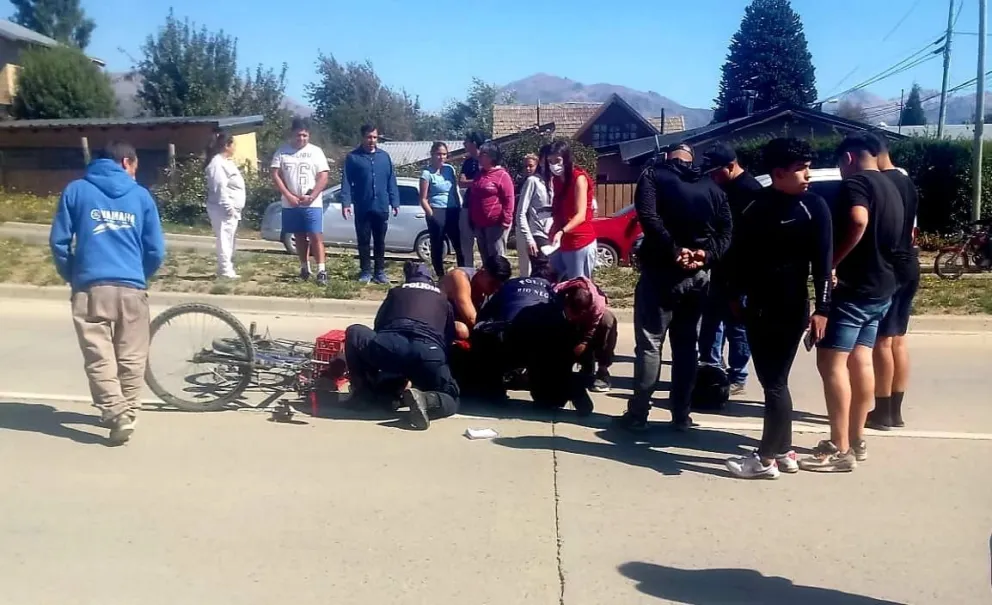 Un ciclista está en estado crítico tras ser embestido por un auto