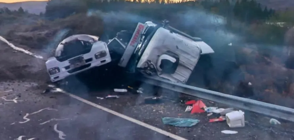 Camionero sufrió varias fracturas luego de volcar camino a Chile 