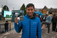 "100" acompaña a Gabriel Rueda durante una carrera de ultra trail en Bariloche