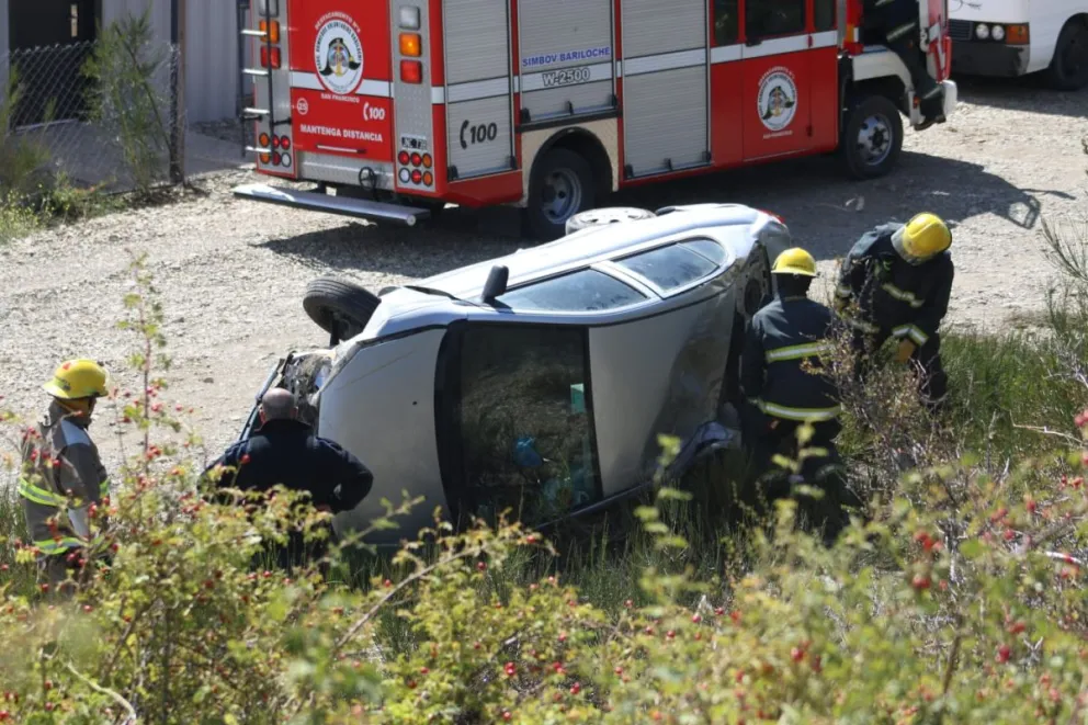 Tremendo susto se llevó una pareja de israelitas que volcó en Las Chacras cuando regresaba a Chile