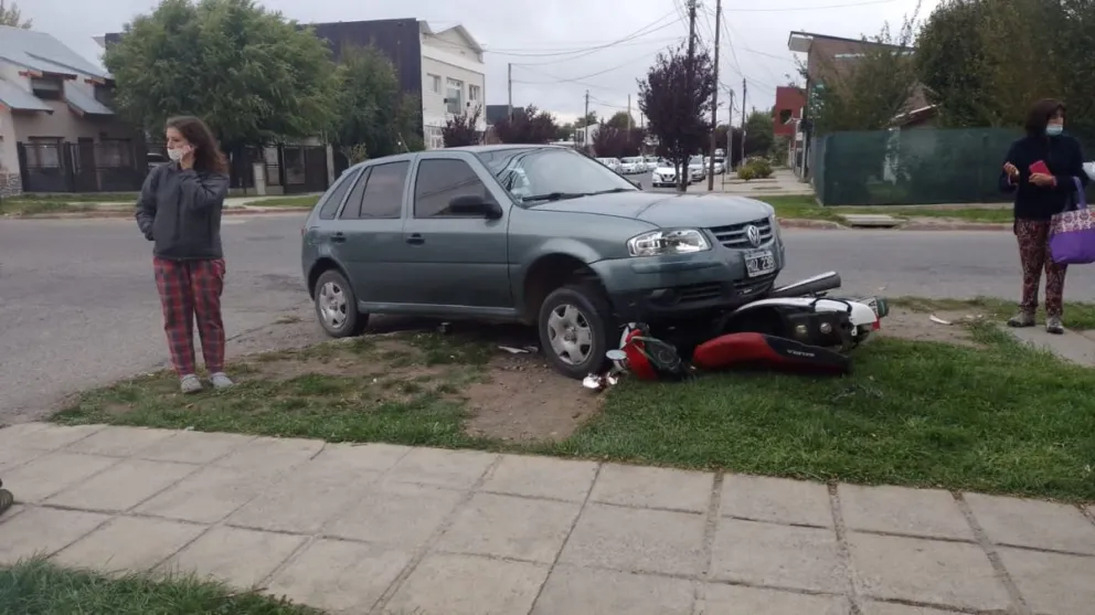 Un automóvil chocó a una motocicleta: afortunadamente no hubo heridos