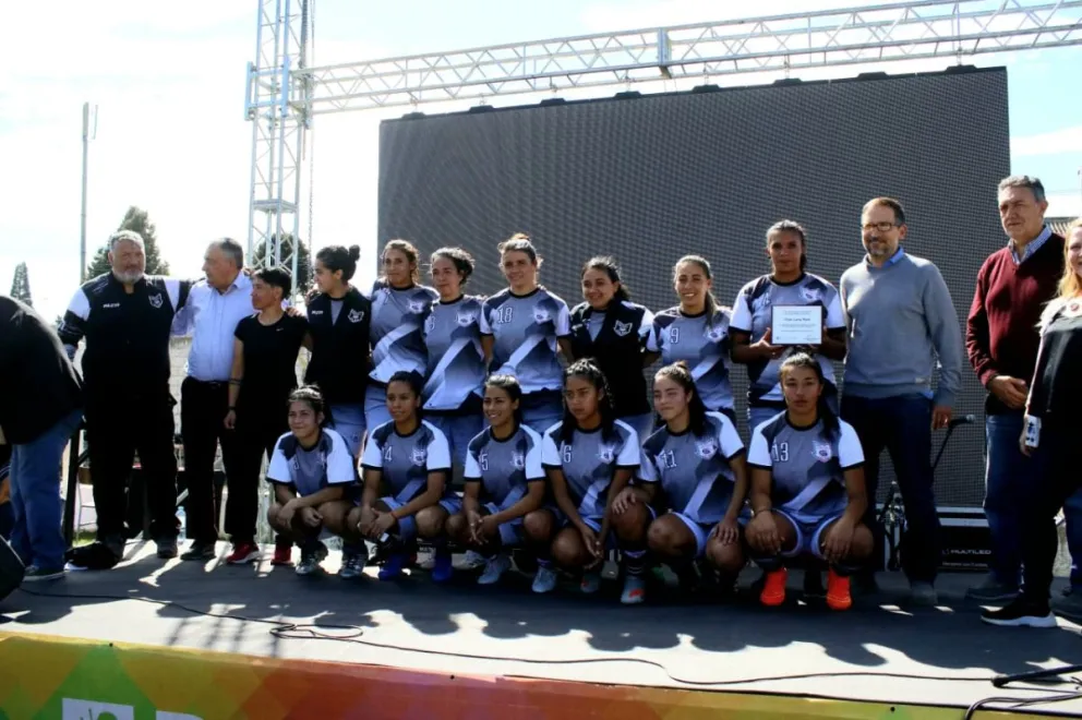 El seleccionado local y las jugadoras de Luna Park se lucieron en los amistosos disputados en el estadio