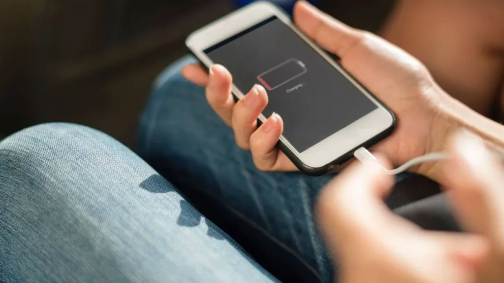 Tragedia en Chubut: un adolescente murió al enchufar el cargador de su celular