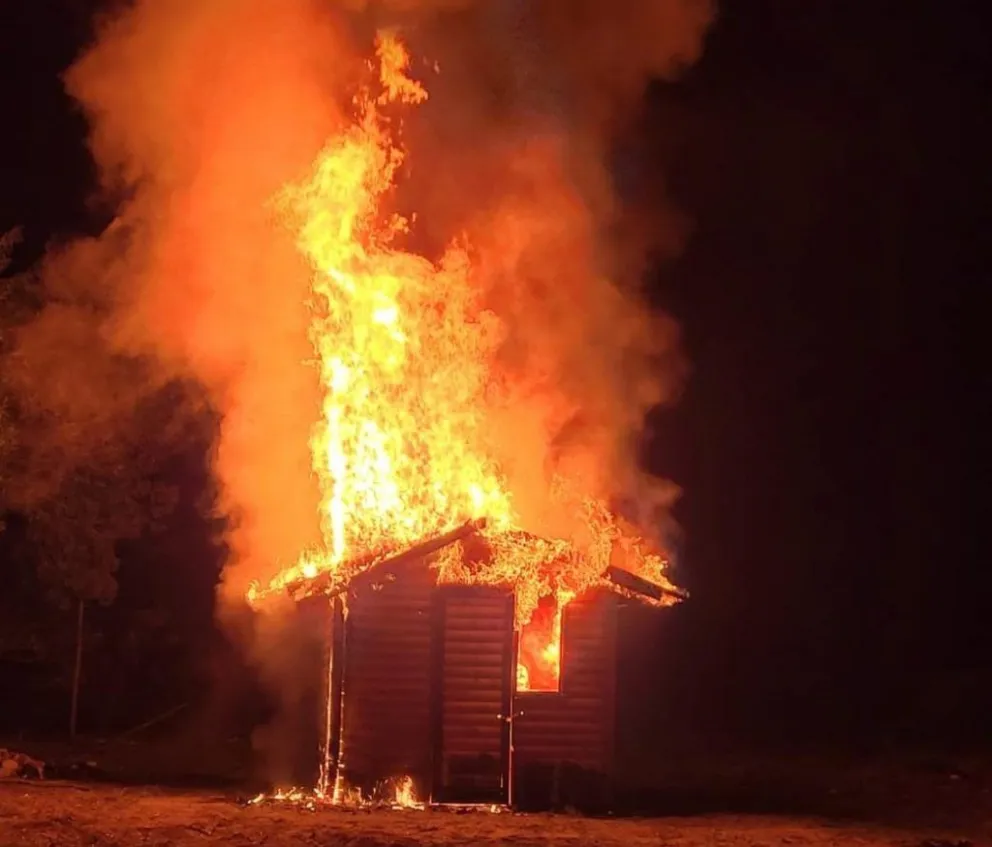 Voraz incendio de una vivienda durante la madrugada de hoy