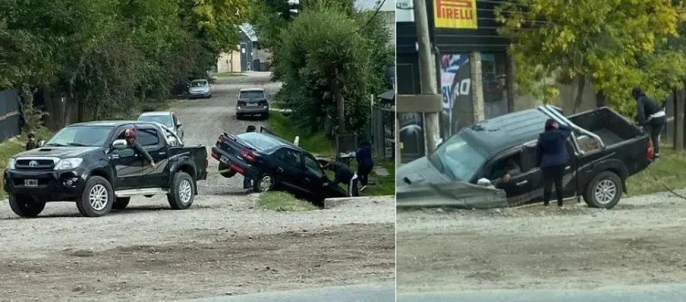 Intentó ayudar a sacar un vehículo que había caído en una zanja y terminó  cayendo con la camioneta en otra 
