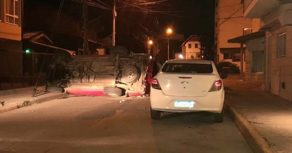 Se enredó con un tensor del tendido eléctrico y volcó en pleno centro