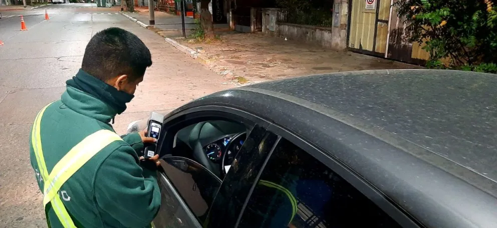 Manejaba borracho y trató de engañar a los policías brindando otra identidad