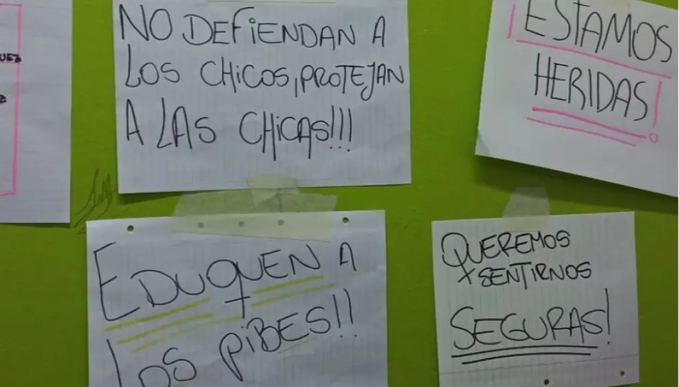 Adolescentes "escracharon" a compañeros de escuela que compartían fotos de ellas en grupos de WhatsApp
