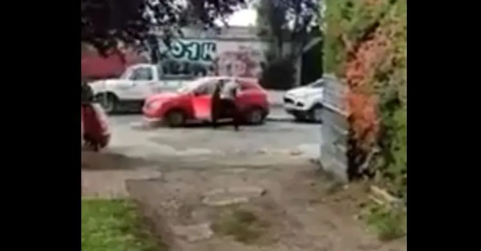 Luego de un choque vehicular, un remisero agredió violentamente al conductor del otro auto involucrado 