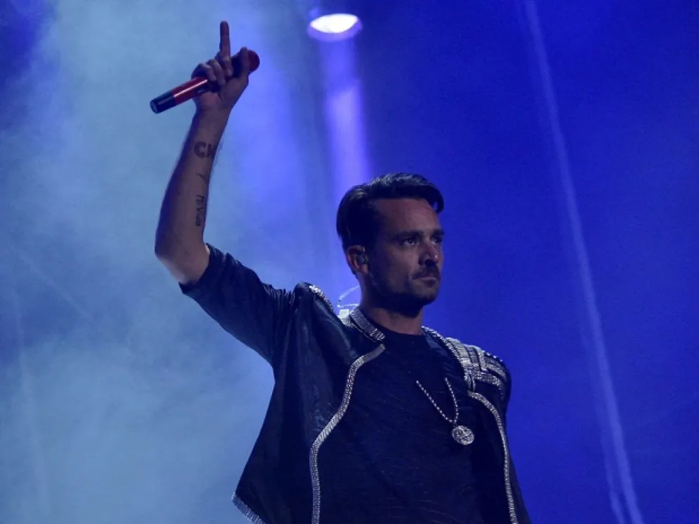 Preocupa a los fans la salud de Chano: se olvidó la letra en uno de sus shows