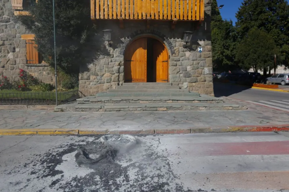 Vecinos del barrio Arrayanes quemaron cubiertas en el Centro Cívico 