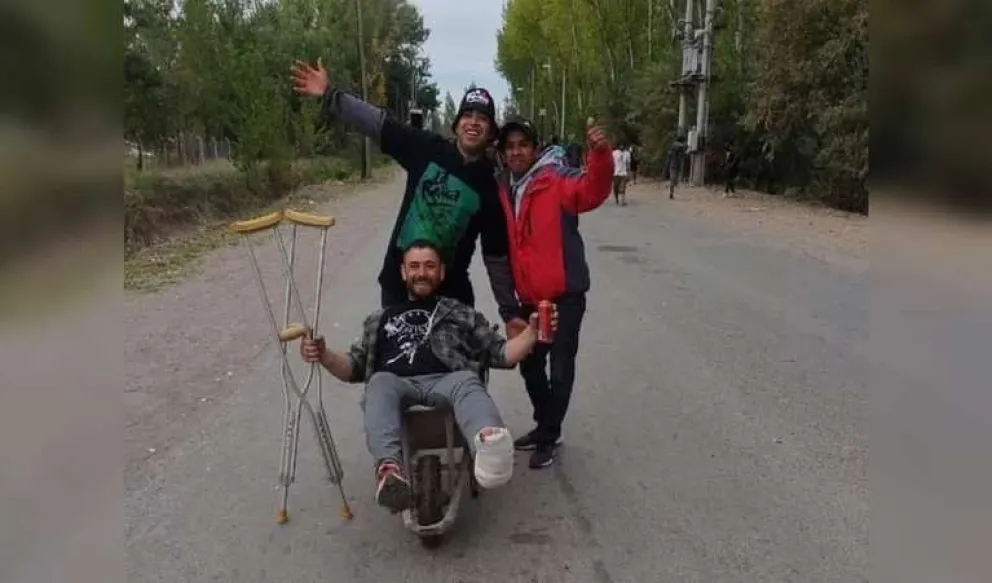 ¡Al pogo como sea! Un fanático fue al recital de La Renga en carretilla