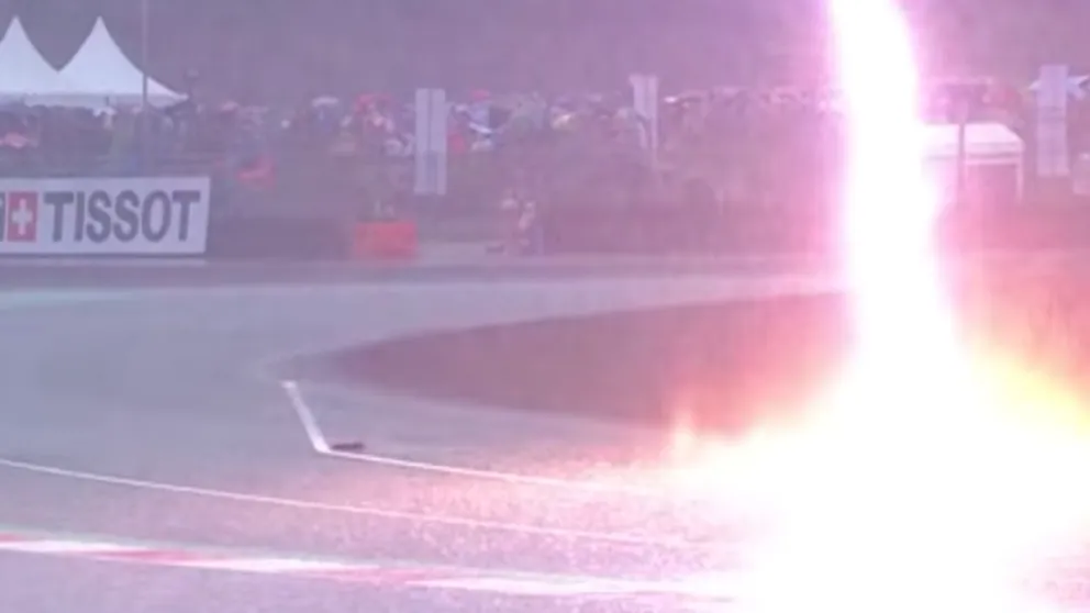 Video: el impactante momento en que cae un rayo en la pista de una carrera de MotoGP 